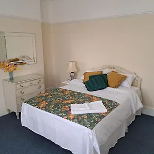 Double Available- London Seven Kings Seven Kings Train Station Ilford